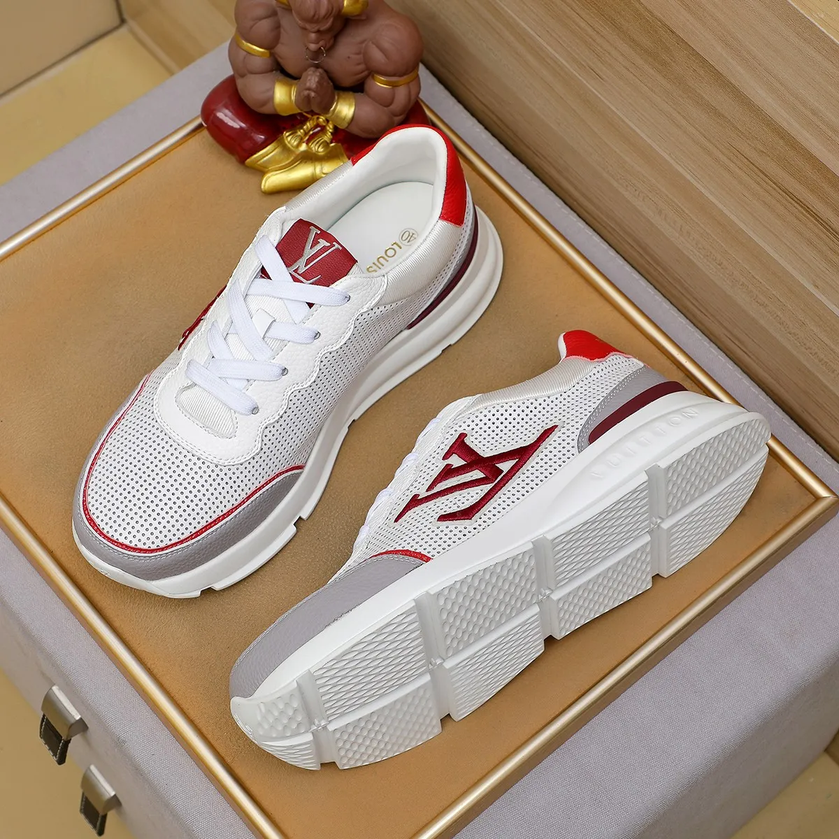 Ex-factory price: 440¥🌹🌹[LV Louis Vuitton] new low-top casual men's shoes. A must-have for fashionable men, new products are released in Hong Kong counters [strong], big-name style, European and American masters strongly create unique styles, comfortable on the feet, super soft outsole, super wear-resistant. Gives people a strong visual impact. Material: imported first-layer cowhide leather upper ➕rubber non-slip outsole, rubber graphics matching, 38 to 44